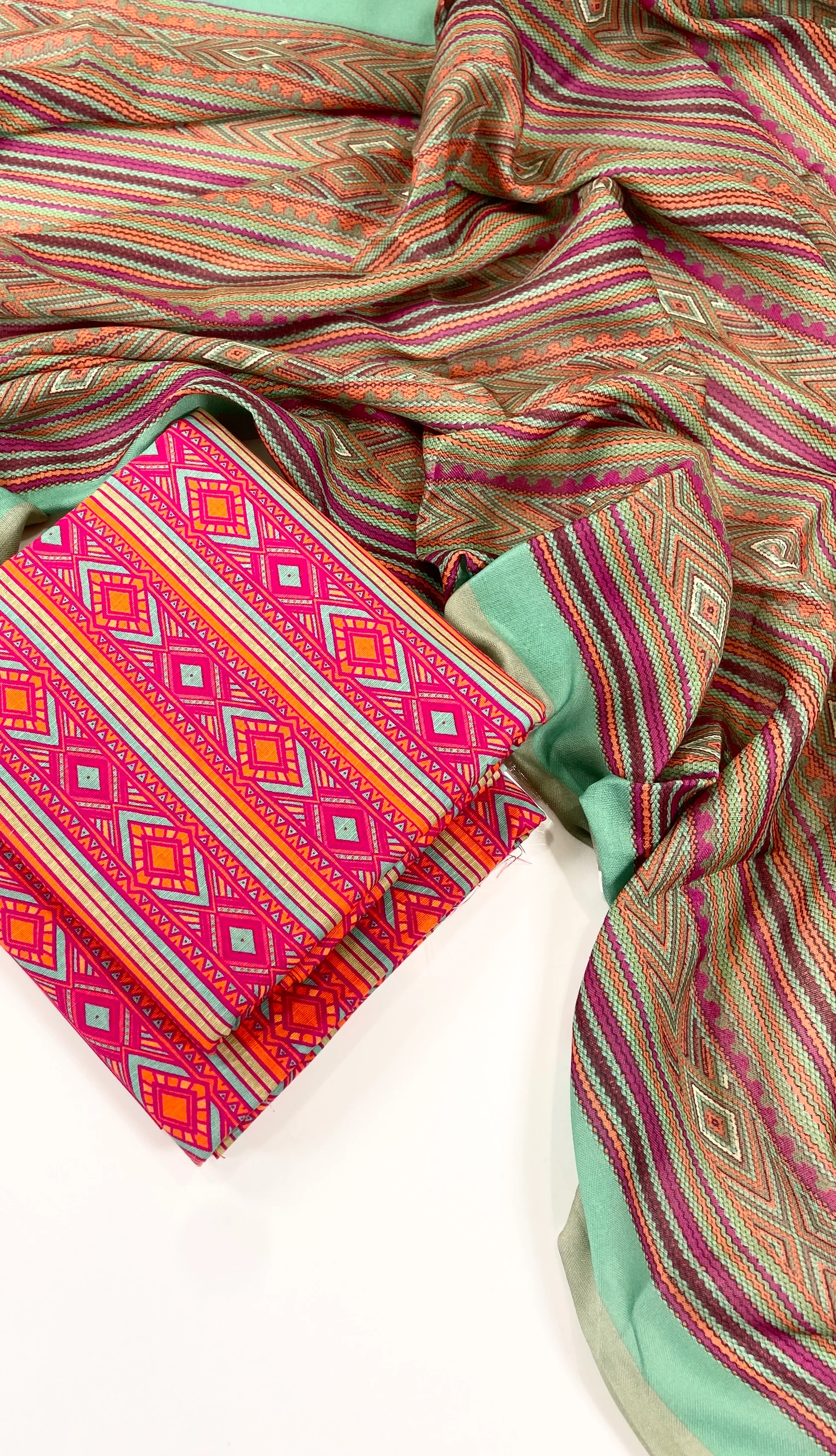 Bareeza Printed Khaddar 3PC - Image 2