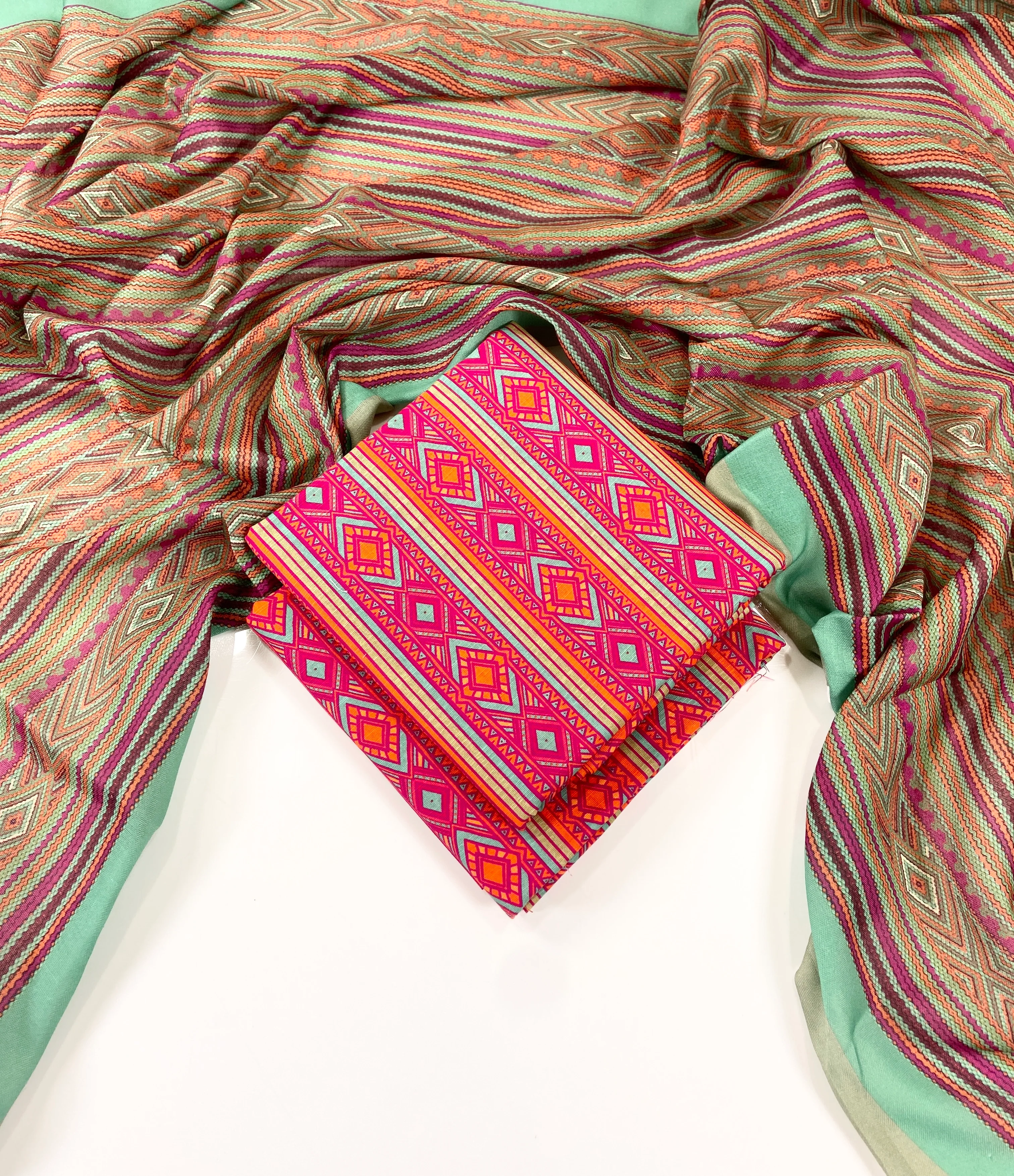 Bareeza Printed Khaddar 3PC - Image 3