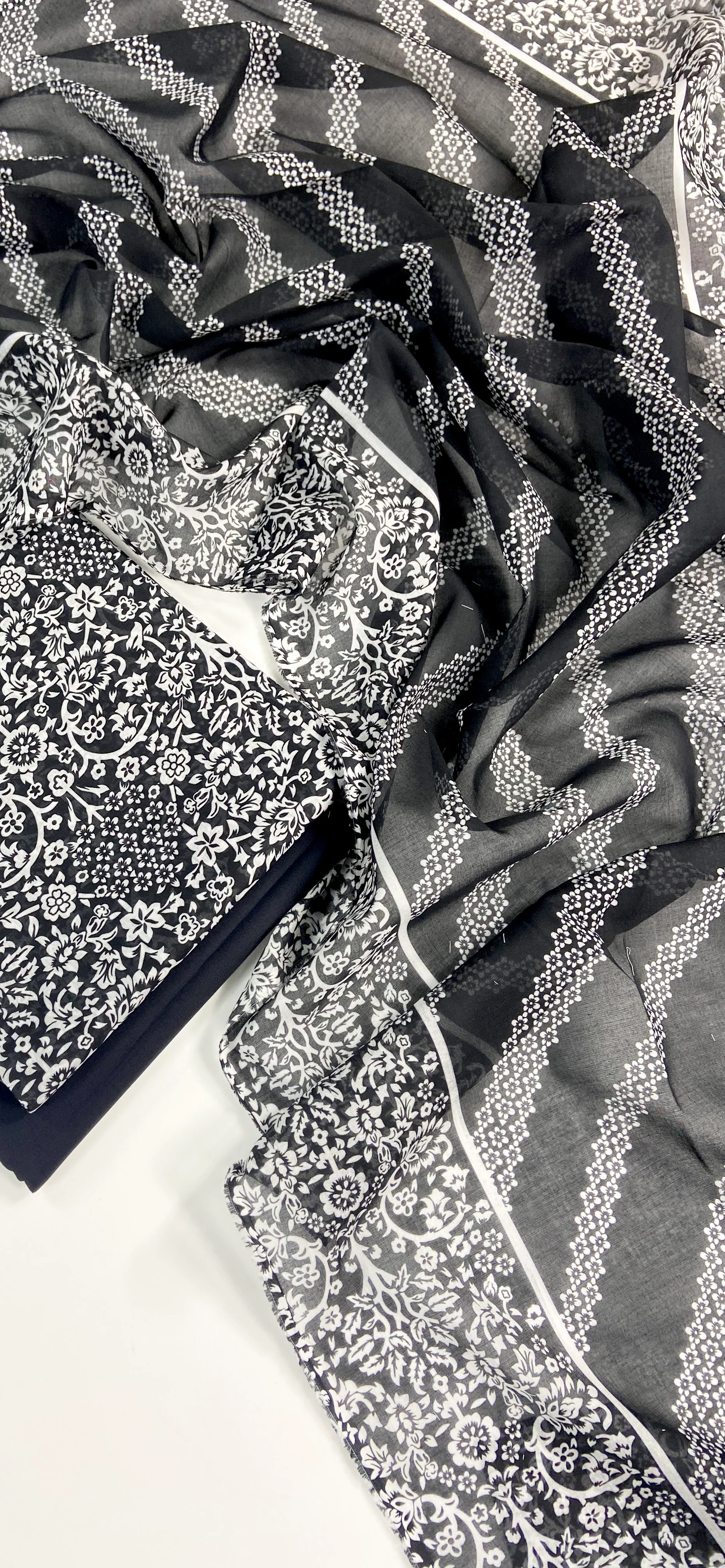 Bareeze Digital Classic Printed Lawn 3PC - Image 2
