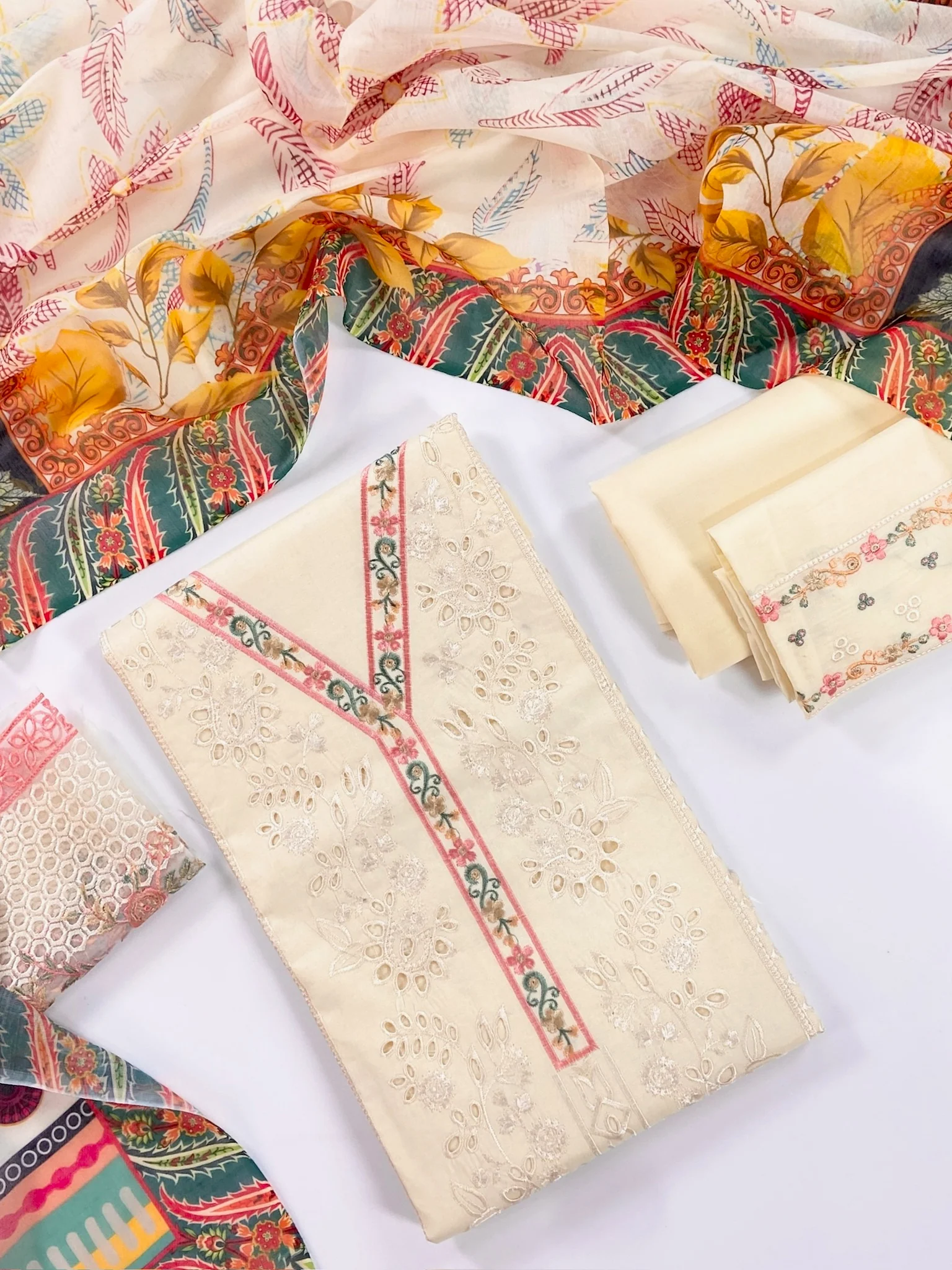 Izel Plain Embroidered Lawn 3PC - Image 3