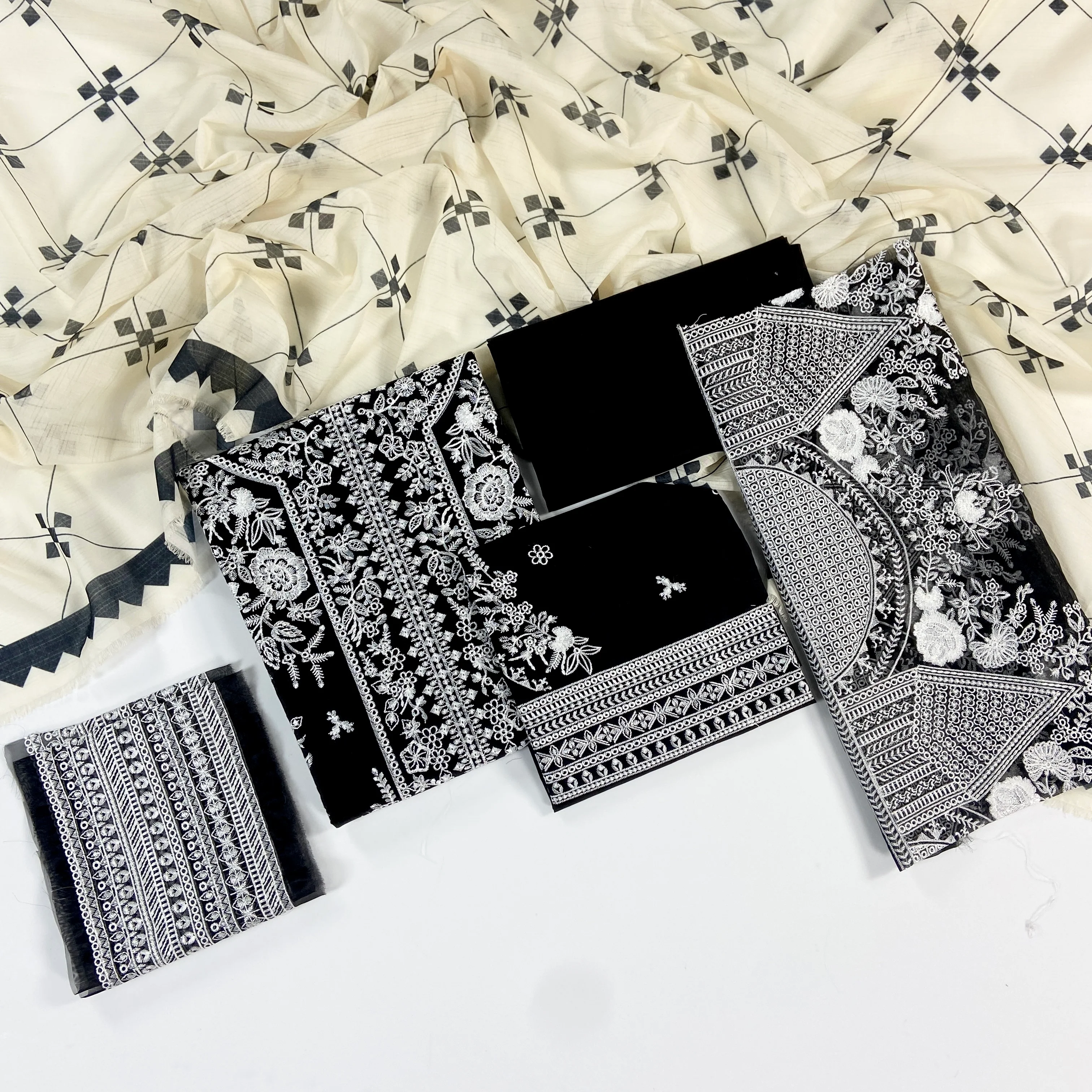 Maria B Luxury Embroidered Lawn 3PC - Image 2