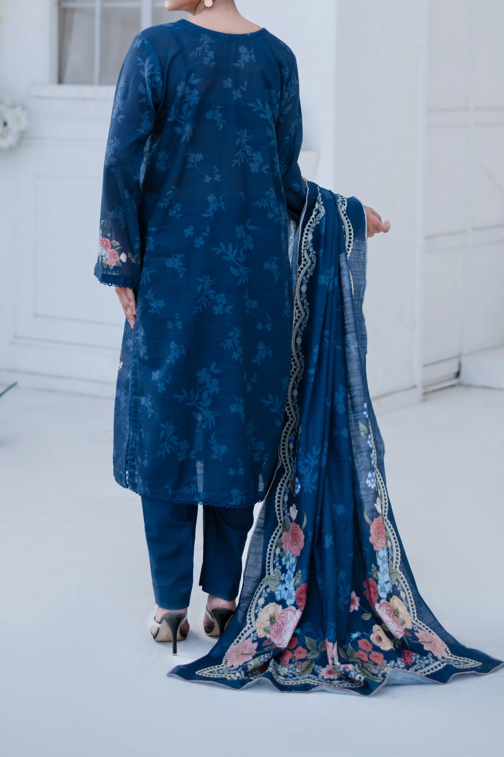 Mawra Essential Printed Khaddar 3PC - Image 2