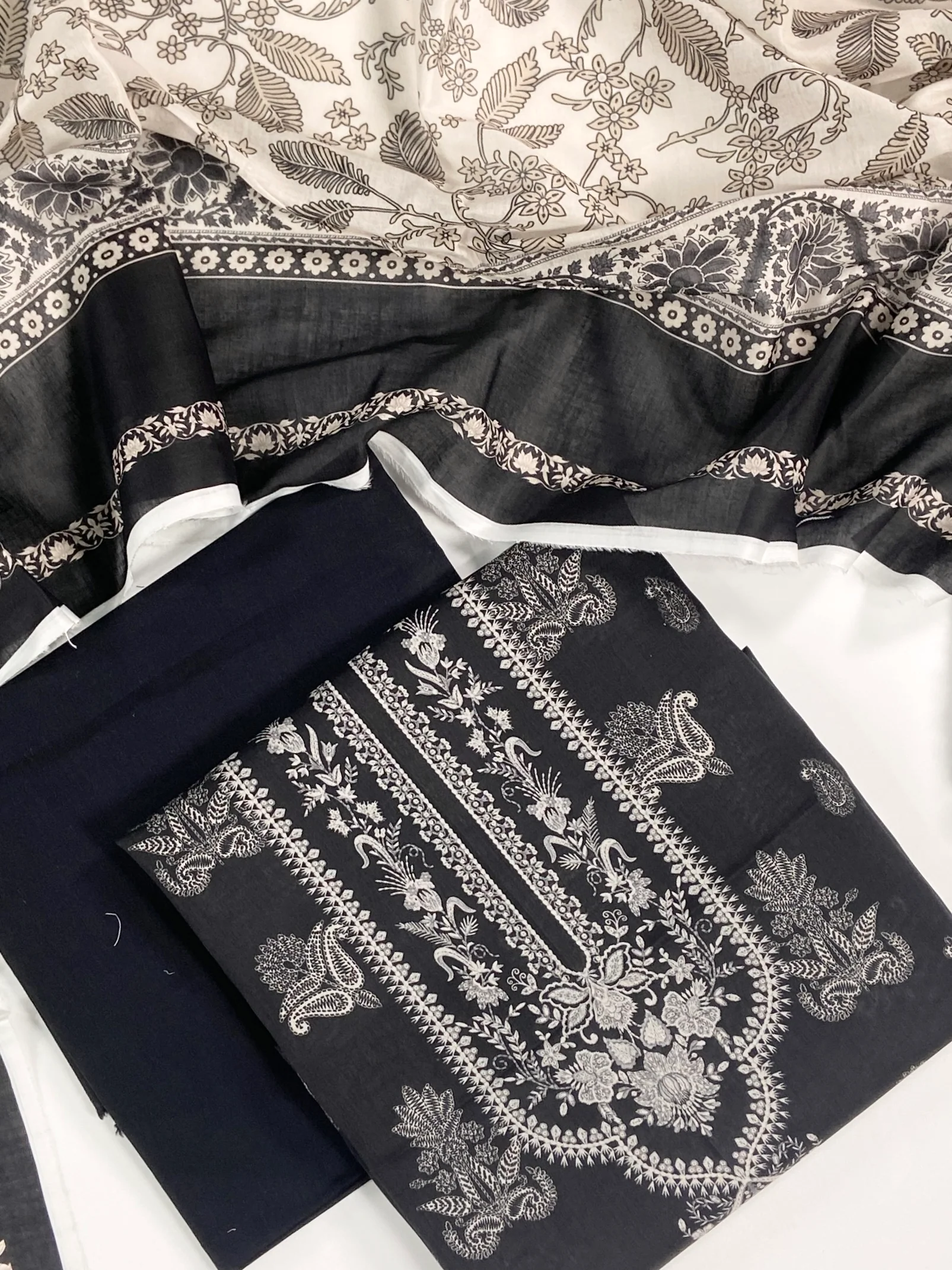Mashaim Digital Printed Lawn 3PC - Image 2